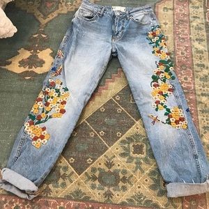 NWOT FREE PEOPLE FLORAL EMBROIDERED GF JEANS